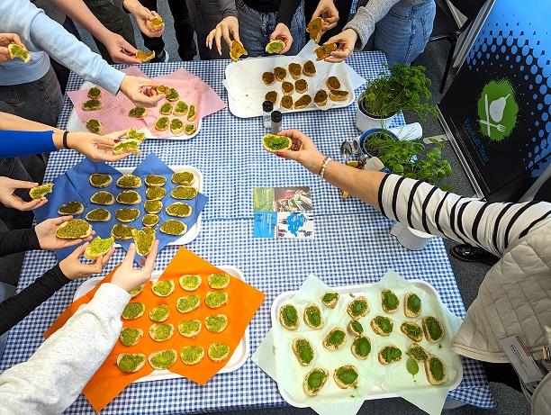 Schüler probieren selbst hergestelltes Pesto beim Workshop Ess-Kult-Tour.