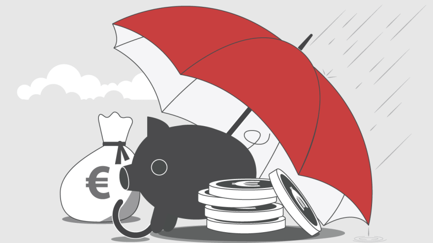 Sparschweinchen unter rotem Regenschirm mit Geldmünzen und Geldsäckchen