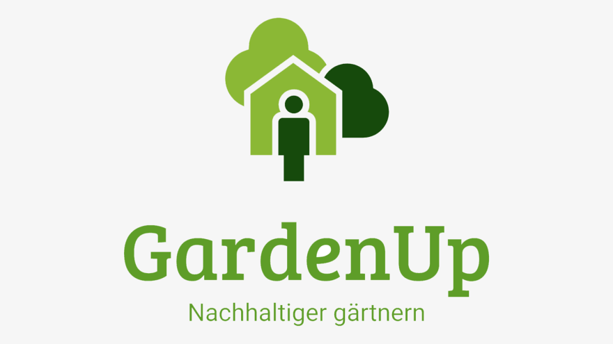 Illustration eines Hauses mit Bäumen und Mensch im Hauseingang. Darunter der Text "GardenUp. Nachhaltiger gärtnern."